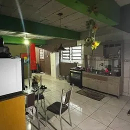 Ambiente interno com teto verde e piso claro em uma área comum.