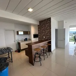 Ambiente interno com piso claro e forro de gesso em uma área comum.