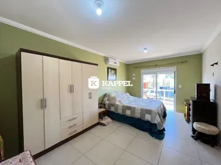 Quarto com armários embutidos e piso de cerâmica.