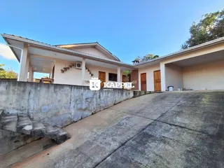 Fachada de uma residência em Lajeado, Brasil, mostrando a entrada e o pátio de acesso.