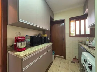 Foto da cozinha com armários e bancada em Lajeado.