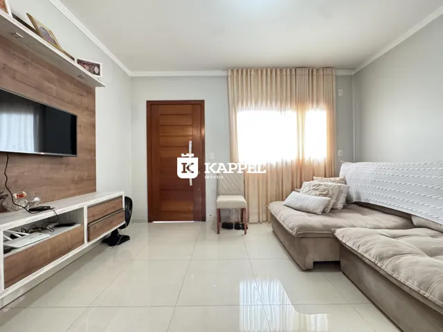 Foto de um quarto com cama e painel de madeira em um imóvel.