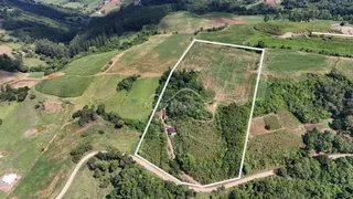 Vista aérea de uma propriedade rural em Lajeado, Brasil, mostrando campos e vegetação.