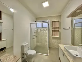 Foto de um banheiro moderno com box de vidro e piso de cerâmica.