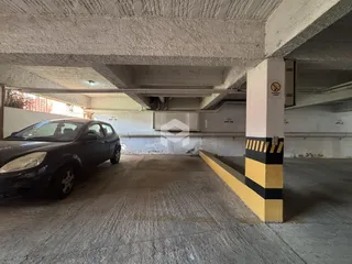 Vista de uma área de estacionamento coberta em um imóvel em Lajeado, Brasil.