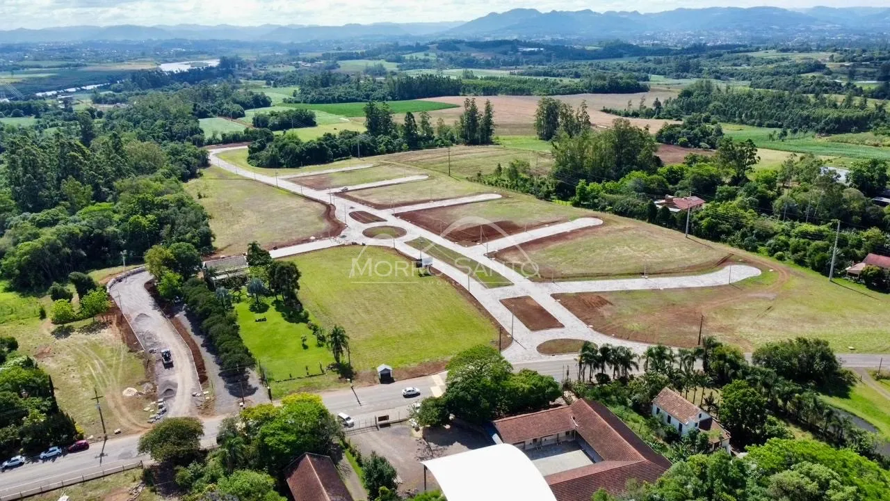 Vista aérea de uma área de terreno com campos abertos e vegetação em Lajeado.