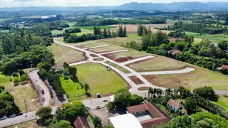 Vista aérea de uma área de terreno com campos abertos e vegetação em Lajeado.