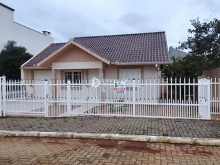 Fachada de uma casa em Lajeado, Brasil, com cerca branca.
