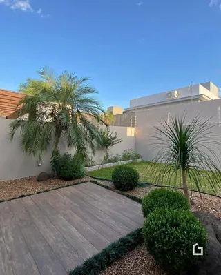 Vista externa do jardim e deck de uma propriedade em Lajeado.