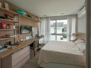 Quarto com painéis de madeira e vista para a janela e varanda.