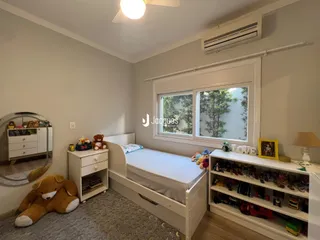 Quarto com cama e janela em um imóvel.