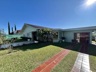 Fachada de uma residência em Lajeado, Brasil, com jardim e calçada.