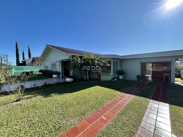 Fachada de uma residência em Lajeado, Brasil, com jardim e calçada.