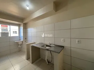 Foto de um ambiente interno com revestimento branco e piso cerâmico.