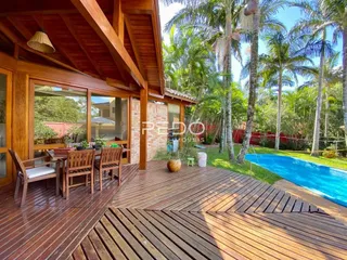 Vista da área externa com piscina e deck de madeira em Lajeado, Brasil.