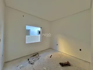 Ambiente interno de uma sala em estado de reforma.