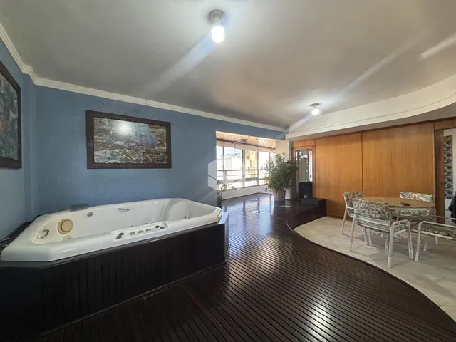 Imagem de um ambiente interno com banheira e piso de madeira.