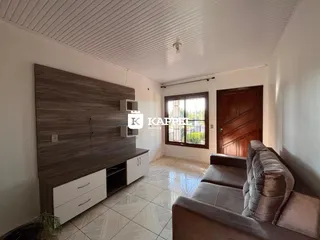 Sala de estar com painel de madeira e sofá.