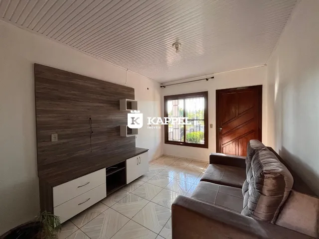 Sala de estar com painel de madeira e sofá.