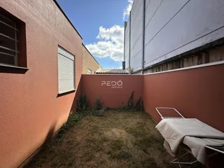 Vista externa de uma parede de um imóvel em Lajeado, Brasil, com gramado e muro.