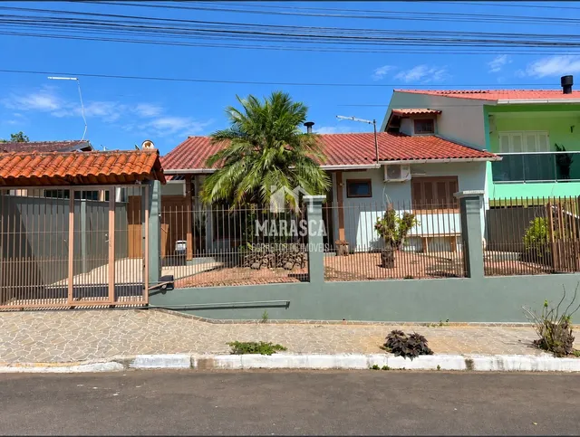 Fachada de uma casa em Lajeado, Brasil, com cerca e muro.