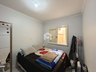 Quarto com cama e janela em um imóvel no Brasil.