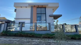 Fachada moderna de uma residência branca com grandes janelas em Lajeado.