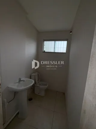 Foto do interior de um banheiro com pia e vaso sanitário.