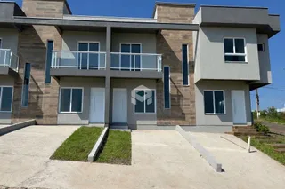 Fachada de uma residência em Lajeado, Brasil, com varandas.