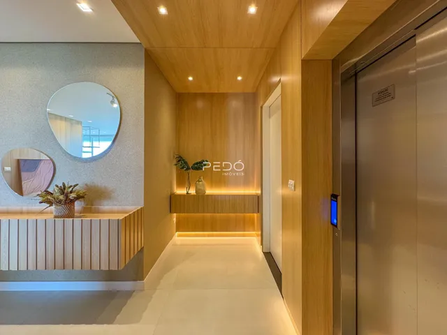 Vista do corredor de uma residência moderna com acabamentos em madeira.