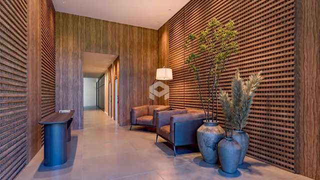 Ambiente interno moderno com paredes de madeira e sofás no interior.