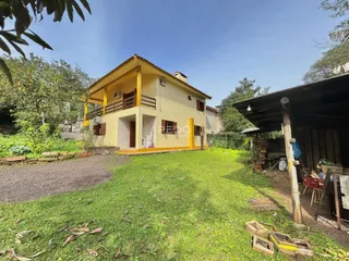 Fachada de casa em Lajeado, Brasil, com jardim gramado e área externa.