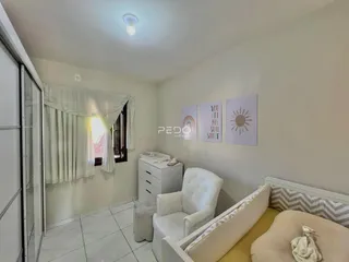 Quarto com janela e decoração clara em Lajeado.