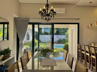 Sala de estar com vista para o quintal e piscina.