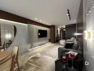 Ambiente moderno com sala de estar e jantar em um imóvel no Brasil.