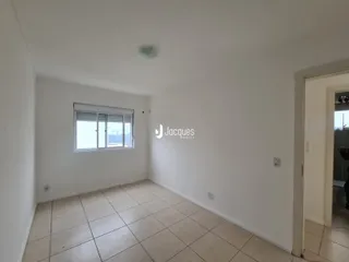 Ambiente interno com piso de cerâmica e janela.