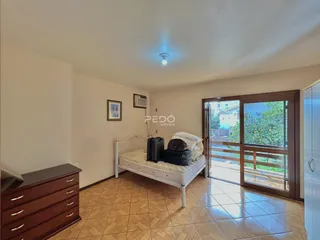 Quarto com cama e armário em um imóvel no Brasil.