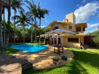 Vista da piscina e jardim de uma residência em Lajeado.