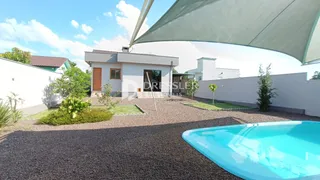 Vista externa de uma residência com piscina e jardim em Lajeado.
