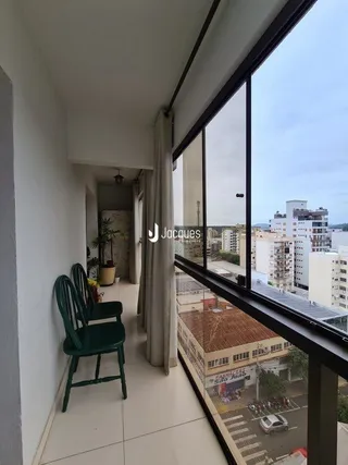 Vista de um corredor interno com grande janela de vidro.