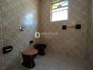 Quarto de banheiro com revestimento de azulejos decorativos