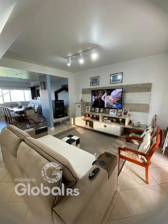 Sala de estar com sofá e lareira em ambiente moderno.