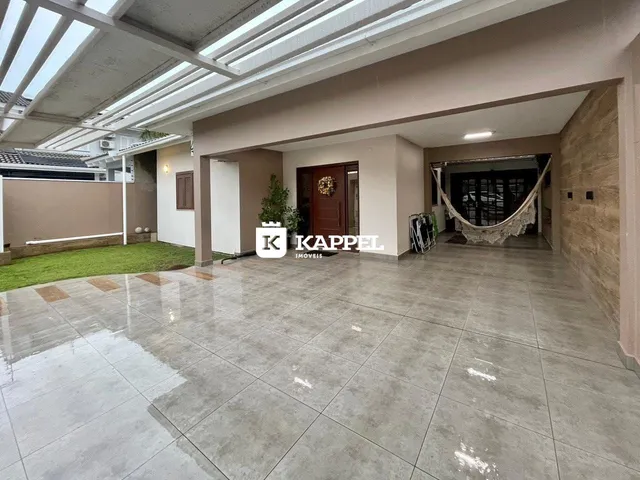 Foto de um espaço interno com piso de cerâmica e área externa.