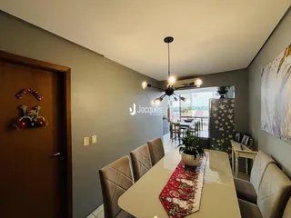 Foto de uma sala de jantar com mesa e cadeiras em um imóvel.