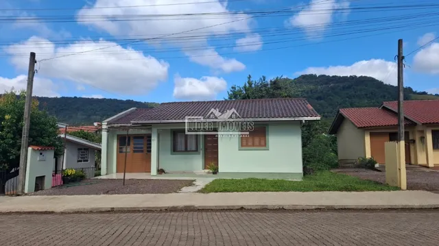 Fachada de uma casa residencial em Lajeado, Brasil, com telhado de telhas.