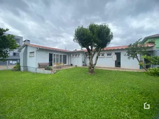 Fachada de uma casa em Lajeado, Brasil com jardim gramado.