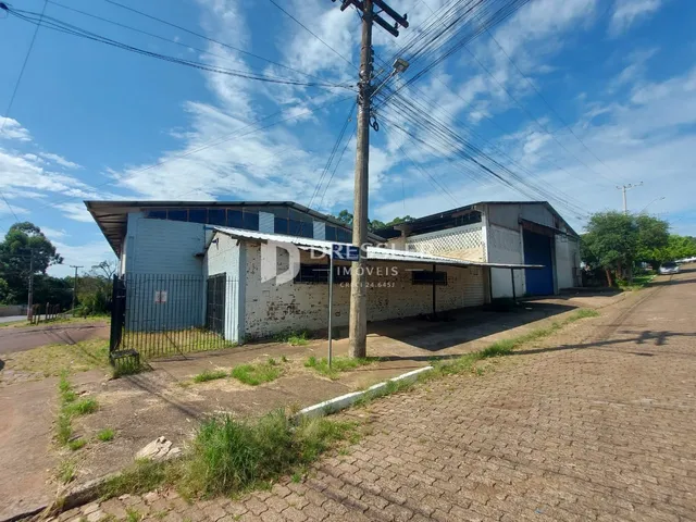 Fachada de um imóvel comercial em Lajeado, Brasil, com construção em metal.