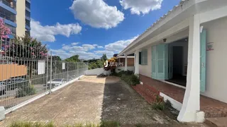 Fachada de uma residência em Lajeado, Brasil, com cerca e área externa pavimentada.
