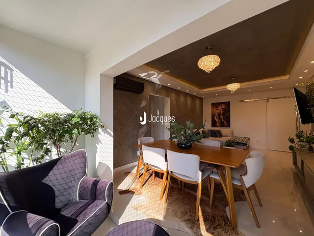 Sala de estar e jantar com piso claro e móveis de madeira.