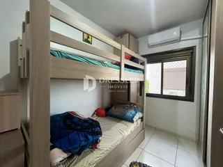 Quarto com cama de madeira e janela no interior da residência.
